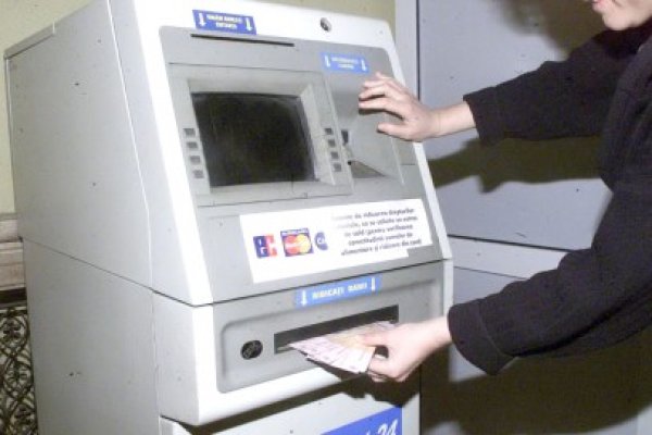Percheziții în Constanța în cazul mai multor indivizi care montau dispozitive pe ATM-uri și clonau carduri!